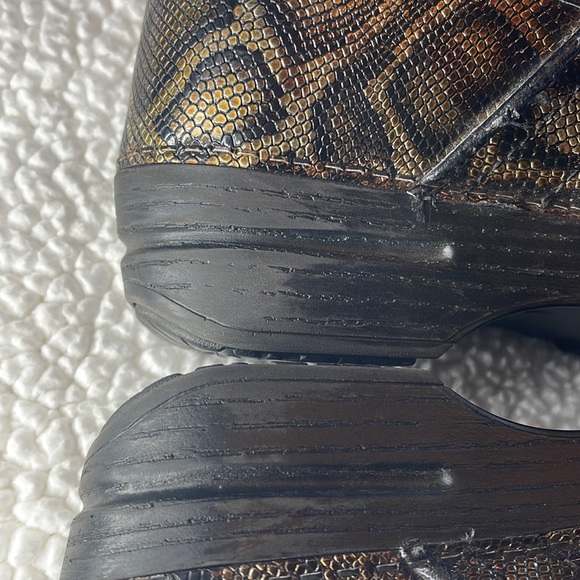 Dansko snakeskin print clogs Size 10 Clogs (41) - Picture 13 of 14